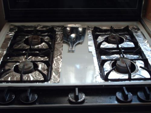 keeping the stove cleaner longer - i finally thought of doing this to my stove. ive seen it done before but never really needed to do it. but now my hubby never cleans the stove if he spills something on it while cooking so i thought this would be usefull for me finally.