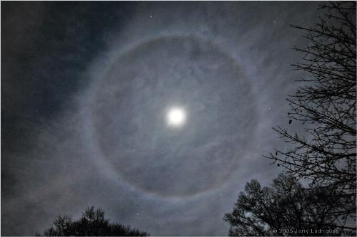 Halo around trhe moon - Lunar halos are caused by moonlight being refracted by cirro-stratus clouds.