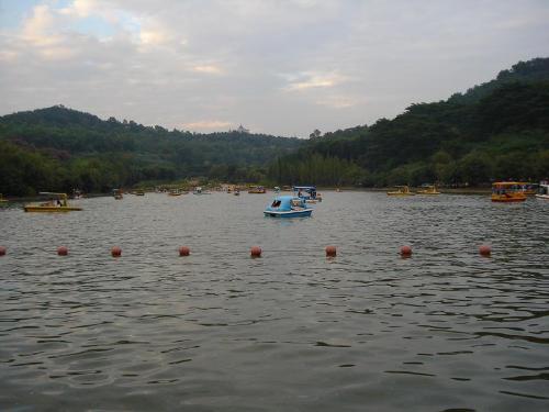 lake at lian hua gong yuan - i love this place...
