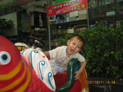 happy boy - All of us shouldn't forget our childhood.it's a memorable time.  i like the time in the sun!