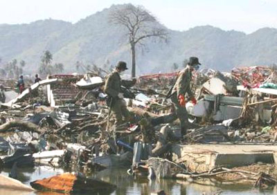 Images of Aceh 8 - Indonesian police search for victims in Banda Aceh