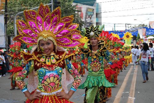 Free Interpretation Contingents - One of the free interpretation contigents of Sinulog 2008 festival. What a colorful costumes, indeed!