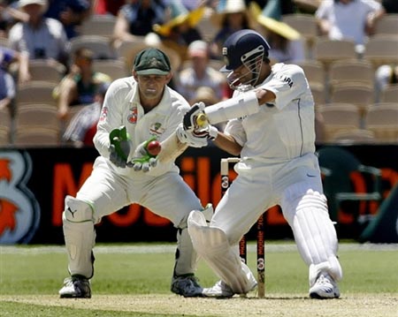 sachin plays a cut - sachin plays a cut to the boundry of hogg in 4th test in australia 08