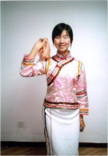 A princess in the acient China? - I am sure it is me and i am a girl living in the modern 2008!Yet ,in the photo i wore the clothes that can only be worn by princess in old china.It was shoot in a performance showing different sorts of pepoles' clothes.