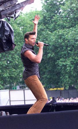 ricky martin shakes his body - ricky shakes his body