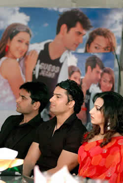 Pakistani Actor - LAHORE: ‘Main laut kay aoon ga’, a movie with Indian and Pakistani actors had a press show at the Lahore Press Club on Thursday. The Rs 50 million budget movie features Asha Bhosley and Jawad Ahmed together for the first time in playback.