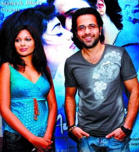Beauty - “Awarapan” actors Emraan Hashmi and Mrinalini Sharma at a press conference in the Capital on Monday. — Tribune photo by Manas Ranjan Bhui