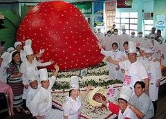 Largest Strawberry Cake In Whole World Mylot