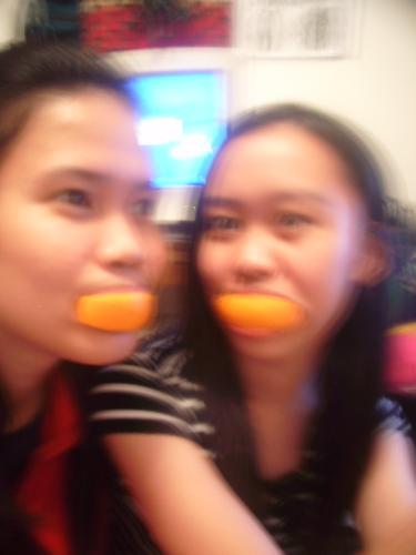 INSANITY..with my sis and the oranges;p - ehehe:D