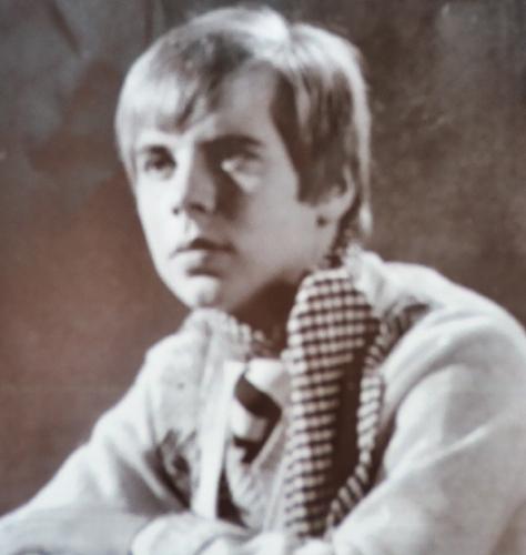 Solemn? - Or sullen? This young man could be entertaining negative thoughts; on the other hand, he may just be disposed to poetic seriousness. Only he holds that secret.