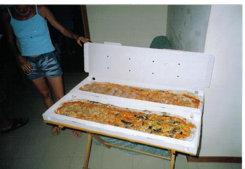 Long pizza - This is a 2 meters of good pizza!
