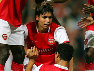 Dudu - Eduardo da Silva (Dudu) celebrating with Theo Walcott