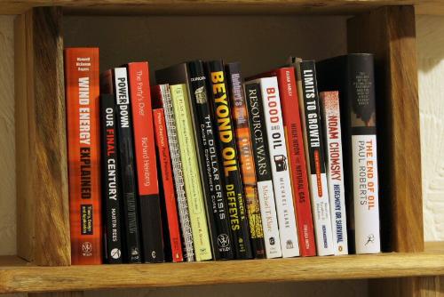 books - Reading valuable books are more knowlegable.