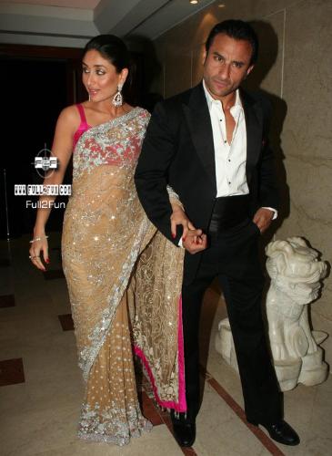 kareena-saif - saif with kareena in open arena