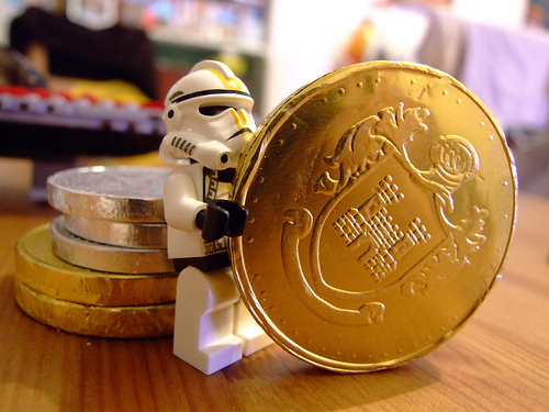 Is it wrong to wish for a RICH dad? - A picture of a cute robot holding a big gold coin. Photo source: http://farm3.static.flickr.com/2150/1947414336_6c77b5c626.jpg?v=0 .