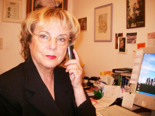 my telefon und work - Sit in front to computer or have calls for ask from poeple. These wont my advice for his life or children and hausband or friends. I check the problems for plus or negativ und plan a mark for his live. I self writing a book of a woman. Living from 1906 till fallin down the brick between Germany and one-time DDR (Ostgermany). Womans have only little equality of right at this time and the freedom of woman ist always away from we needed it. At the time woman again back to the citchen and children.