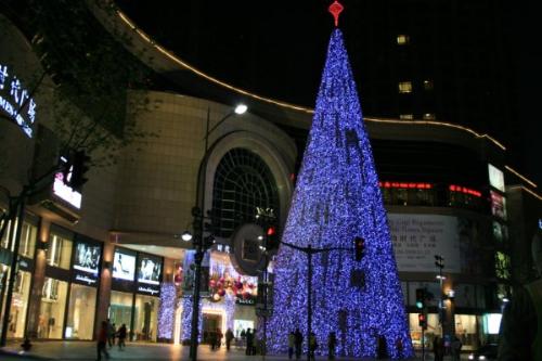 christmas tree first - christmas tree first,one of my classmates come back shanghai during the christmas holiday,she took these phtoes ,I show these pictrues to you ,and let&#039;s talking about shanghai.