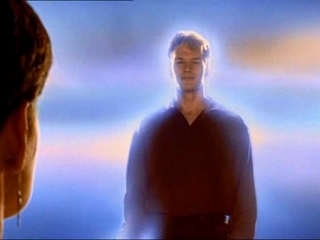 Patrick swayze  - Scene from ghost Sam Wheat is covered in light while Molly looks on