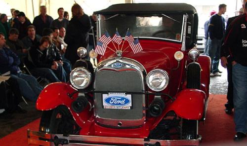 old car - Here is a photo of an old car's auction.
