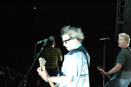 the offspring in a show - the offspring perform at a show
