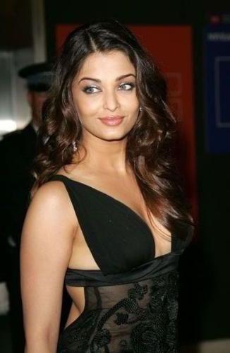 u know who is she? - u know who is she?she is a bolly wood actress.she is aishwarya Rai.