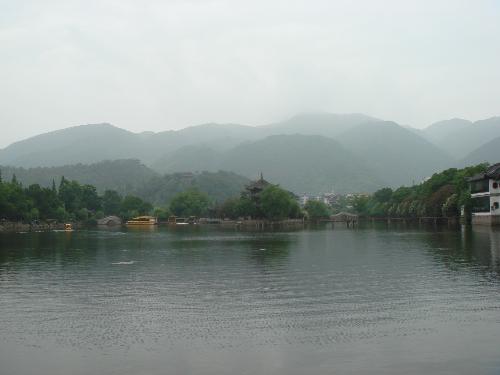 a beautifull lake 1 - a beautiful lake in the city