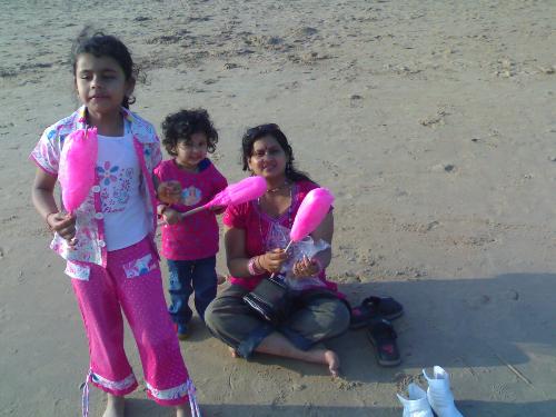 Kishu and Sia at beach - Kishu and Sia are playing at the beach.
