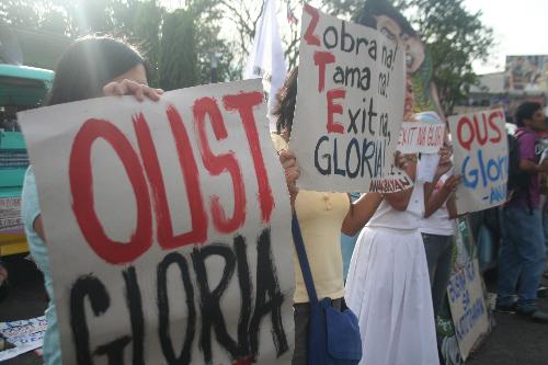 students in davao city protest calling for Preside - it's photo of students of Davao City clamoring for the truth to the upheld and for Mrs. Gloria Macapagal Arroyo to resign...