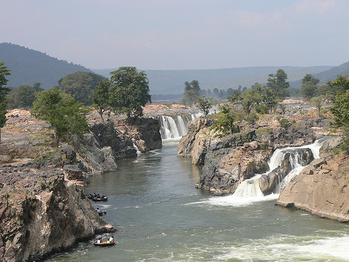 Hogenakkal falls-Good tourist spot - Hot new issue to fight between the two states