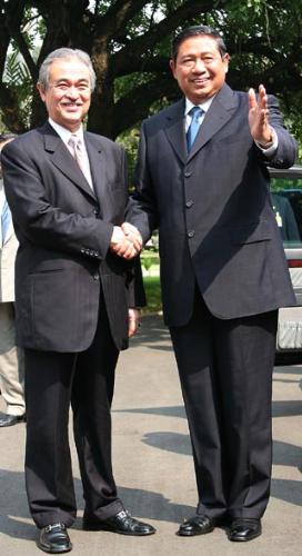 Susilo Bambang Yudoyono (Right) - Presiden SBY dan PM Abdullah Badawi, Selasa (20/6) siang. (foto: abror/presidensby.info)