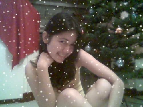 snow baybeh! - it's obvious that this pic is soooo fake! i mean c'mon... if it were really snowing, I wouldnt be wearing a sleeveless shirt. and unfortunately, there is no snow in the Philippines. I edited this pic. Cool huh?
