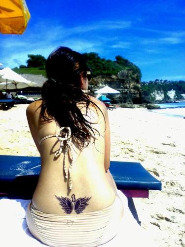 gorgeous body - rilex at the beach and get pamper with massage plus beautiful view.. ermm.. GREAT FEELING!!! out of pressure!!!