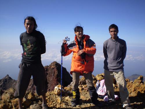 on the top of mt rinjani - finally we reach the top!