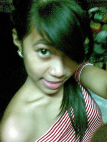 ~* show off mah wyt shoulderz:D - haha :))  im wearing a red & wyt stripes off-shoulder top :p uhmmm... az u can see :-' mah bangz r blocking mah oder eye =)) but xtill, i luk cool here :x