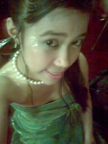 ~* glitter queen :x - diz pic waz taken d nyt of our prom :) i was wearing a green silk gown :D it came from singapore :x i reli luv it but i thought ... it wud b more beautiful if it was pink :D haha :))