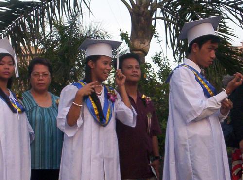 ~* peace awt :)) - haha :)) dat was a stolen shot by mah mother :p but luk at mah fingers :p a peace sign =))