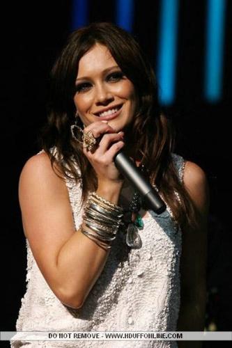 Hilary duff - kiss concert pictures