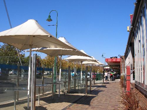 Gisborne cafe's in main street - Cafes in the main street of Gisborne, Victoria, Australia 2008