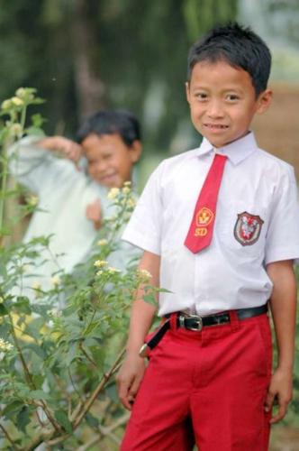 Indonesian children  - Indonesian children wearing Sekolah Dasar uniform