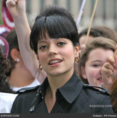 lily allen - Early years  Allen was born in Hammersmith, west London, daughter of Welsh-born comedian Keith Allen and film producer Alison Owen.[5] She and her family eventually settled in the North London borough of Islington. She has an older sister, Sarah; a younger brother, Alfie Owen-Allen (who was the subject of her song 'Alfie'); and a younger sister Rebecca. She also has a number of half-siblings. Lily Allen lived for a while with comedian Harry Enfield while her mother dated him. She is the god-daughter of Wild Colonials vocalist Angela McCluskey and is also the god-daughter of late Clash singer and guitarist, Joe Strummer.  In 1988, Allen appeared on The Comic Strip Presents... episode 'The Yob', which her father had co-written.[6] When Allen was four years old, her father left the family.[7] Allen claims to have grown up with her mother in a working class environment, living in a council house environment for most of her childhood.[8] This certainly seems at odds with the fact that she attended some of England's costliest public schools; Allen attended 13 schools in all, including Prince Charles's junior alma mater, Hill House School, Millfield and Bedales School,[7] and was expelled from several of them for drinking, smoking and performing fellatio.[9]  Allen told Loveline that at age 11 she was singing an Oasis tune in the schoolyard when a teacher overheard her and told her she had talent and suggested she do something with it. She took singing lessons with the teacher. She sang at a school play and claimed that the audience was brought to tears at the sight of a troubled young girl doing something good. At that point Allen said she knew that music was something she needed to do either as a lifelong vocation or to get it out of her system. She became a member of the Groucho Club at the age of 17 and in her free time, she listened to artists such as The Specials, T.Rex, and Happy Mondays and read.[10][11]  Allen made an appearance as a lady-in-waiting in the 1998 film Elizabeth, co-produced by her mother, Alison Owen.[12] She dropped out of school at age fifteen, not wanting to 'spend a third of her life preparing to work for the next third of her life, to set herself up with a pension for the next third of her life.'[13] After her family went to Ibiza on vacation, Allen told her mother that she was staying with friends but remained in Sant Antoni de Portmany instead. She earned money by working at a Plastic Fantastic record store and dealing in ecstasy.[13]  Personal life Lily Allen performing in June 2007 Lily Allen performing in June 2007  At age 15, Allen spent four weeks at The Priory clinic under 24 hour watch after the singer, distraught over a breakup with a boyfriend, took an overdose and tried to cut her wrists. Allen recently told The Sunday Times that 'In my teens I did experiment with drugs” and “I don’t know anyone now who isn’t a drug-taker, in recovery from drugs, or on prescription drugs'.[14]  In November 2007, the singer revealed that she has been diagnosed with a heart murmur. The singer sparked concern when she shed 19lbs (8.6kg) and dropped from a UK size 12 to a size eight in just six weeks. Allen explained the weight loss on cutting back on the 'crap' she eats and going to the gym three times a week to do a 'hardcore routine' as a reaction to the diagnosis.[15]  Allen suffered a miscarriage on 16 January 2008 after returning from holiday with Ed Simons of The Chemical Brothers. The child would have been the first for both parties. The couple met in September, 2007. The pregnancy was said to have changed Allen’s entire outlook on life.[16][17][18] Allen returned to work on 23 January. The singer was said to be 'incredibly low at the moment, but doesn't want to let her fans down'.[19][20] According to the Allen's father her relationship with Ed Simons has ended.[21]  Allen was a smoker before she gave up the habit during her pregnancy.[22] .  In an interview for Glamour magazine Allen said she stopped drinking during her failed pregnancy and has been staying at home during the evenings to avoid temptation making her 'sad and lonely'. Allen revealed she took ecstasy at age 14[23].  In her blog Allen blamed the Paparazzi for smashing the windows of her car. She wrote that her friend was cut when she sat in the car and that she was angered and upset by what she called a scary situation.  Allen's bedroom is decorated with paintings by Damien Hirst and Paul Simonon who was a member of the iconic punk rock group The Clash.[24]  Allen said she her dress size has increased from size 8 to a size 12. Allen blamed the stress of her television show for the increase in her weight and said she intends to be back at a size 8 by this summer. [25]  Record label interest  Allen met her first manager, George Lamb, in Ibiza when he saved her from several assailants and sent her home.[13][26] Allen was rejected by several labels, which she attributed to her drinking and being the daughter of Keith Allen.[26] Lily eventually used her father's connections to get signed to Warner Music in 2002.[27] When the executive who had signed her left, the label lost interest and she left without releasing the folk songs they had presented her.[27][28]  Allen studied horticulture with the intent of becoming a florist, but changed her mind and returned to music. She began writing songs, and her manager introduced her to production duo Future Cut in 2004. They worked in a small studio in the basement of an office building.[28] In 2005 Allen was signed to Regal Records; they gave her GB£25,000 to produce an album, though they were unable to provide much support for it due to their preoccupation with other releases such as Coldplay's X&Y and Gorillaz' Demon Days.[29]   Popularity on MySpace  Allen created an account on MySpace and began posting demos in November 2005.[29] The demos attracted thousands of listeners, and 500 limited edition 7' vinyl singles of 'LDN' were rush-released, reselling for as much as £40.[13][29] Allen also produced two mixtapes — My First Mixtape and My Second Mixtape — to promote her work: they included tracks by Creedence Clearwater Revival, Dizzee Rascal, and Ludacris. As she accumulated tens of thousands of MySpace friends, The Observer Music Monthly, a magazine published in The Observer, took interest.[13] Few people outside of her label's A&R department knew who she was, so the label was slow in responding to publications wanting to report about her.[29]  In March 2006, OMM included an article about Allen's success through MySpace, and she received her first major mainstream coverage appearing in the magazine's cover story two months later. The success of her songs convinced her label to allow her more creative control over the album and to use some of the songs that she had written instead of attempts to work with mainstream producers. Allen decided to work with producers Greg Kurstin and Mark Ronson, finishing the rest of the album in two weeks.[29]  The social networking site was the primary hub for messages of support and condolence following her January 2008 miscarriage.[30][31]  Allen received a 2008 NME Award nomination for the category of 'Best Band Blog'[32]  As of 25 April 2008 Allen's songs have been downloaded from her MySpace page 19 million times.[33]  Debut album   *  'LDN'  Play sound  The first song released as a single, featuring ska influence and a sample of 'Reggae Merengue'.  * Problems playing the files? See media help.  Allen's debut album, Alright, Still, was released as a limited-edition 12' vinyl in the UK on July 3, 2006; the full CD release followed in the UK and the rest of Europe on July 17, 2006. The album features between 11 and 14 tracks (depending on the copy of the CD), most of which were previewed on her MySpace page,[34] including the single 'Smile' (the first song she ever wrote with Future Cut), 'LDN', 'Knock 'Em Out', and 'Alfie'. 'Friday Night', co-written with Jonny Bull, is also included, alongside 'Littlest Things', produced by Mark Ronson which among other works earned Ronson a 'Producer of the Year - Non Classical' 2008 Grammy Award[35]. The album was released on January 30, 2007 in the United States, selling 34,000 copies to land #20 on the Billboard Album Charts.[36]  In September 2006, 'Smile' was made available on the United States version of Apple Inc.'s iTunes Music Store. As of December 2006, her music video for 'Smile' has been played on various music channels as well as the song getting a little airplay. She has also done several promotional ads for MTV as their Discover and Download artist of the month for January.  On the week ending on January 28, 2007, British artists made chart history taking all Top 10 places in the Official UK Albums chart for the first time since the chart was established in 1956, according to British record labels trade association the BPI, the album Alright, Still was number nine that week.[37]  Entertainment Weekly named Alright, Still as one of the top 10 albums of 2006 despite the fact that it had not yet been released in the U.S. The album was released in the United States on 30 January 2007, with 'Smile' serviced to radio in January as the first single. The U.S. version contains three additional tracks: 'Nan, You're A Window Shopper', 'Blank Expression' (on the iTunes version) and a new remix of 'Smile' by Mark Ronson.  In concert, Allen performed a parody of 50 Cent's 'Window Shopper', called 'Nan, You're a Window Shopper', which was commercially released as a B-side to 'LDN', because approval was not given in time for the Alright, Still release. Nonetheless, the song appears on the U.S. version of Alright, Still.  New Direction  In April 2008 Allen was hard at work in the studio and said she was heading in a 'new direction'. She posted two new song demos on her My Space page and plans to release a mixtape shortly to gi