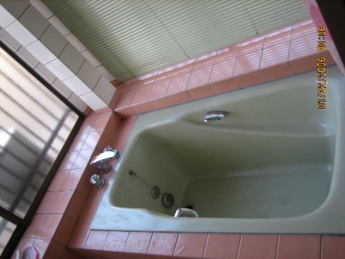 japanese bath tub - it looks like an ordinary bathtub. but this is filled with hot water and after washing, you dip into it and relax. ^_^ that's how the Japanese take a bath