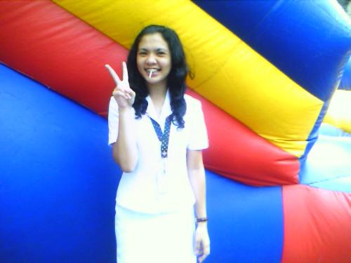 weeee - photo taken at schooL campus ;) coLLege-week or some sort. haha.