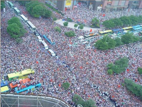 torch relay in shengzhen,guangdong province, China - How many people are here?Can you count them? Just a joke,i think there are at least 100,000 people here.What are they doing?you can learn it from the picuture.