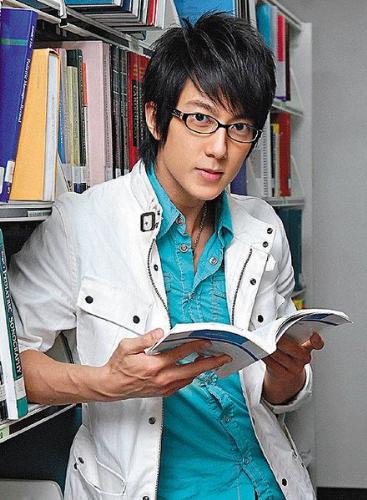 Wu Zun - Wu Zun is my newest crush right now! he is a member of a taiwanese boy band Fahrenheit! He stared in taiwan series, Hana Kimi, Tokyo Juliet, and Romantic Princess. He was born in October 10, 1974 and was raised abroad. He used to be a gym leader before. Right now he is becoming a big star in Taiwan and Hongkong. And in my heart too!
