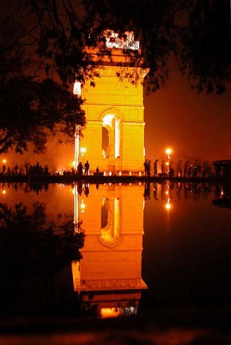 india gate - it looks amazing at night