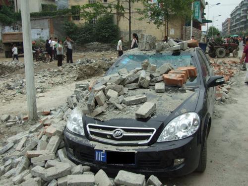 the earthquake happened in Sichuan Province of Chi - This photo shows us how terrible the earthquake happened in Sichuan Province of China is.Buildings collasped,cars were destroyed and a lot of people died.Sad,sigh,and cry.