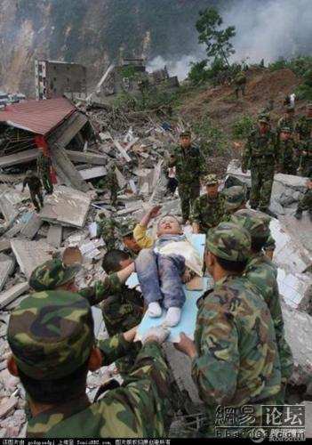 the boy saluting to the PLA - let's keep the boy in our heart for ever.It's the most beautiful salution of the world.tears rushing away by heart when seen or remember