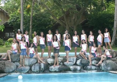 pearl farm with the girls - here's another picture this time with the gang.. hehe this resort is really big there's a service cab running all over the island that you can ride on for free.
