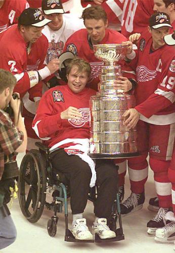 red wings and konstantinov - konstantinov and the wings with the cup in 98