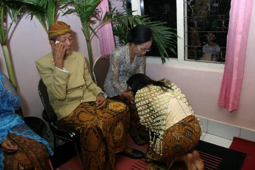 sungkem - sungkem it's a tradition of Jawa island children to parents, to got parents blessing 